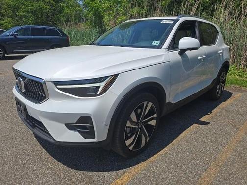 Crystal White Pearl 2025 Volvo XC40 B5 Plus Bright Theme