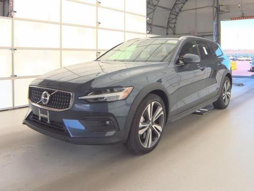 Denim Blue Metallic 2025 Volvo V60 Cross Country B5 Plus