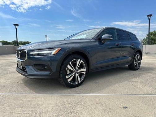 Denim Blue Metallic 2025 Volvo V60 Cross Country B5 Plus