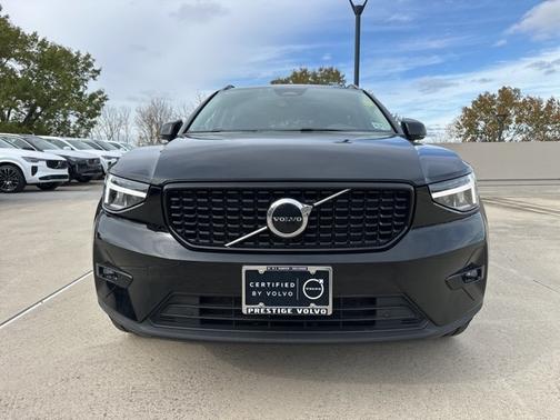 2023 Volvo XC40 B5 AWD Plus Dark