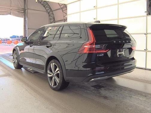 2025 Volvo V60 Cross Country Plus
