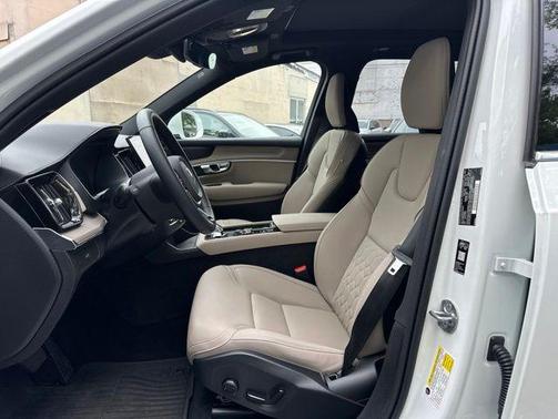 Crystal White Pearl 2026 Volvo XC90 B6 Plus 7-Seater