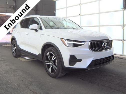 2025 Volvo XC40 B5 Core Bright Theme