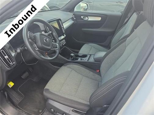 2025 Volvo XC40 B5 Core Bright Theme