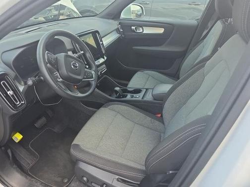 2025 Volvo XC40 B5 Core Bright Theme