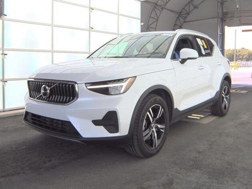 2025 Volvo XC40 B5 Core Bright Theme