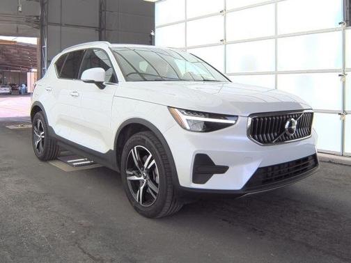 2025 Volvo XC40 B5 Core Bright Theme