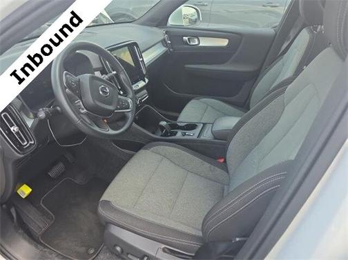2025 Volvo XC40 B5 Core Bright Theme