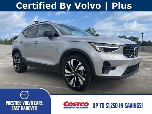 2025 Volvo XC40 B5 Plus Dark Theme