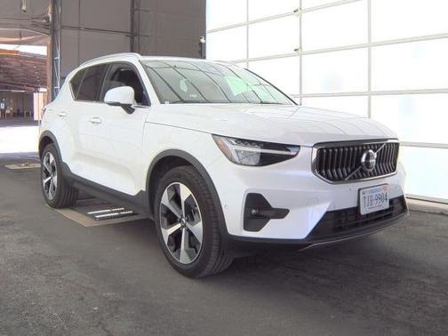 2025 Volvo XC40 B5 Plus Bright Theme