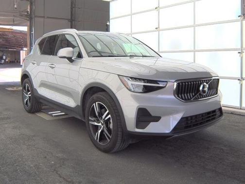 2025 Volvo XC40 B5 Core Bright Theme