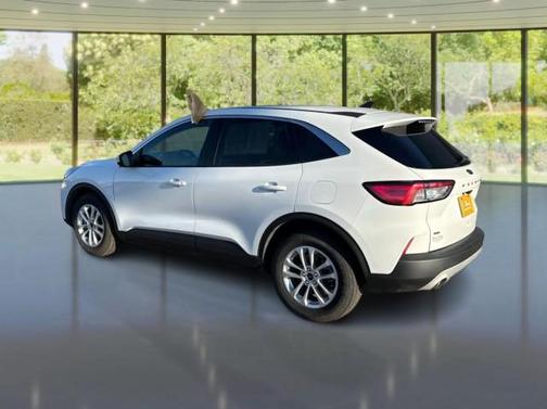 OXFORD WHITE 2021 Ford Escape SE