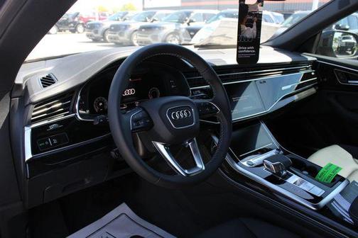 Daytona Gray Pearl Effect 2026 Audi Q8 55 Premium Plus