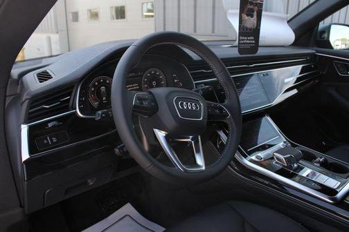 Daytona Gray Pearl Effect 2026 Audi Q8 55 Premium Plus