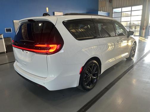 2026 Chrysler Pacifica L