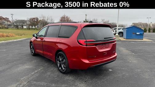 Red Hot Pearlcoat 2026 Chrysler Pacifica L
