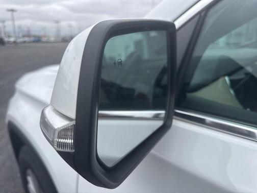 Summit White 2022 Chevrolet Traverse LT Leather