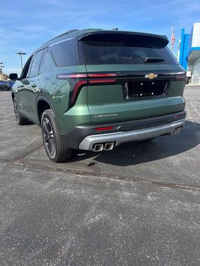 Trillium Green Metallic 2027 Chevrolet Traverse LT