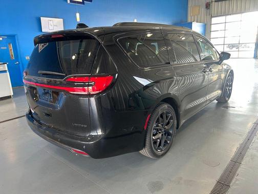 Diamond Black Crystal Pearlcoat 2026 Chrysler Pacifica Limited