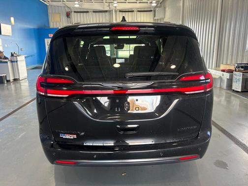 Diamond Black Crystal Pearlcoat 2026 Chrysler Pacifica Limited