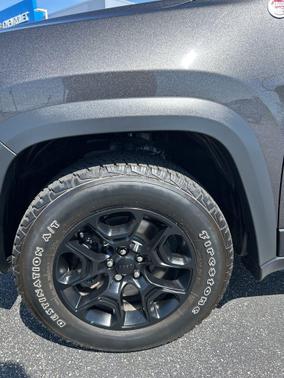 Granite Crystal Metallic Clearcoat 2022 Jeep Cherokee Trailhawk