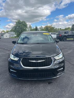 Brilliant Black Crystal Pearlcoat 2023 Chrysler Pacifica Touring L