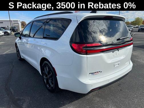Bright White Clearcoat 2026 Chrysler Pacifica L