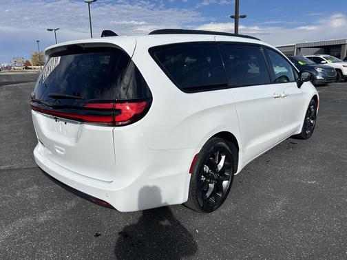 2026 Chrysler Pacifica L