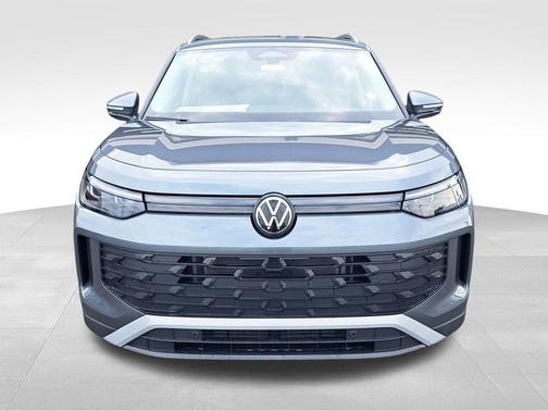 Platinum Gray Metallic 2025 Volkswagen Tiguan 2.0T SE