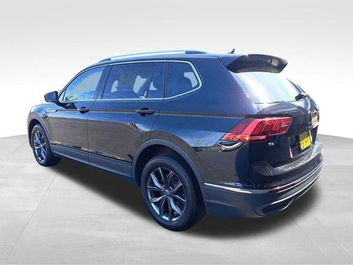 Deep Black Pearl Effect 2023 Volkswagen Tiguan 2.0T SE