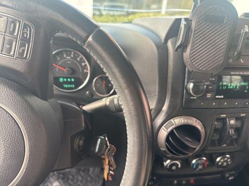 Bright White Clearcoat 2013 Jeep Wrangler Unlimited Sport