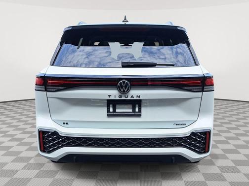 2025 Volkswagen Tiguan 2.0T SE R-Line Black