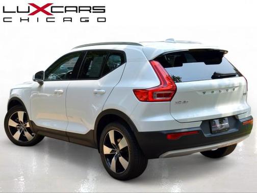 Crystal White Metallic 2022 Volvo XC40 T5 Momentum