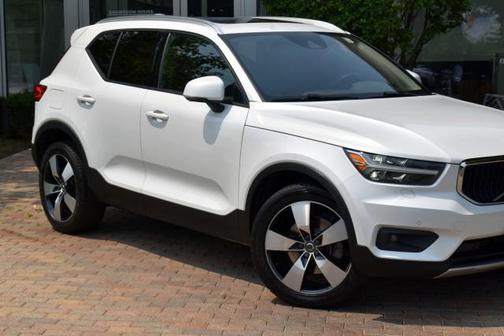 2022 Volvo XC40 T5 Momentum