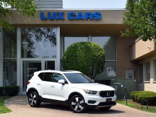 2022 Volvo XC40 T5 Momentum