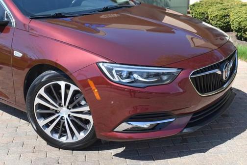 Rioja Red Metallic 2018 Buick Regal Sportback Essence