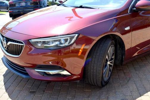 Rioja Red Metallic 2018 Buick Regal Sportback Essence