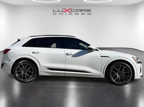 Glacier White Metallic 2024 Audi Q8 e-tron Premium Plus