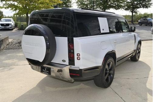 2023 Land Rover Defender SE