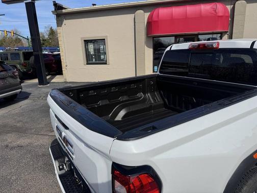 Summit White 2024 GMC Canyon AT4