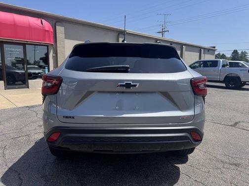 Sterling Gray Metallic 2025 Chevrolet Trax FWD 2RS