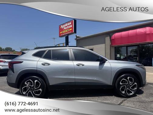 Sterling Gray Metallic 2025 Chevrolet Trax FWD 2RS