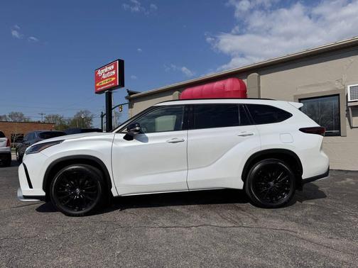White 2024 Toyota Highlander XSE