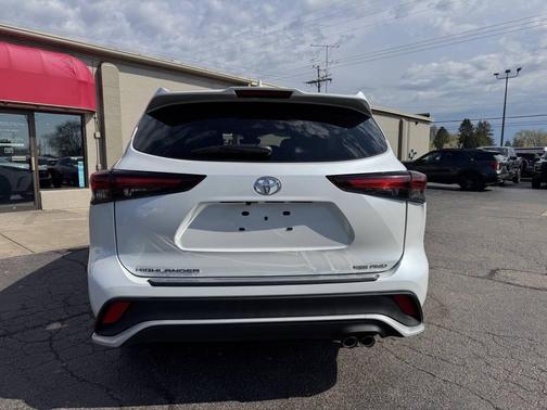 White 2024 Toyota Highlander XSE