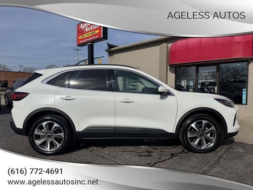 Star White Metallic Tri-Coat 2023 Ford Escape Platinum