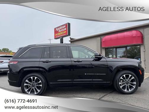 Diamond Black Crystal Pearlcoat 2023 Jeep Grand Cherokee Overland