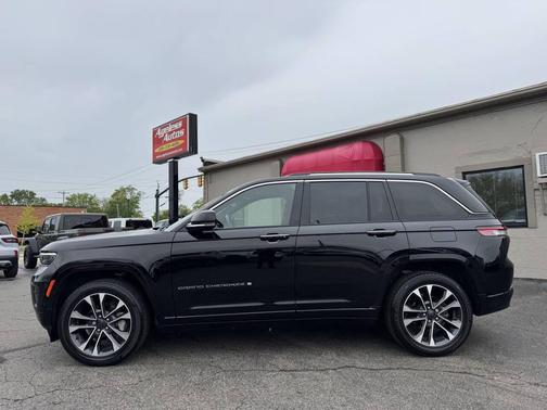 Diamond Black Crystal Pearlcoat 2023 Jeep Grand Cherokee Overland