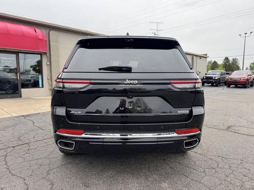 Diamond Black Crystal Pearlcoat 2023 Jeep Grand Cherokee Overland
