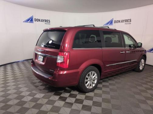 2016 Chrysler Town & Country Limited Platinum