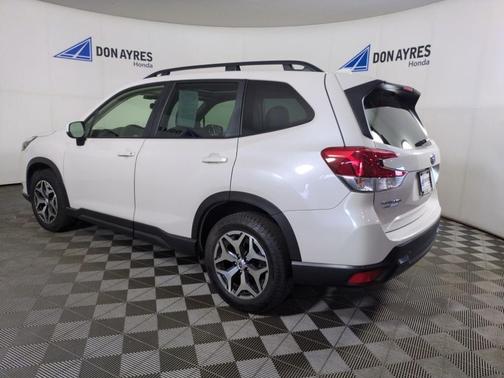 Crystal White Pearl 2022 Subaru Forester Premium